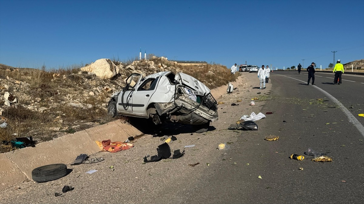Bayburt'ta, refüje çarpan otomobilin sürücüsü hayatını kaybetti.