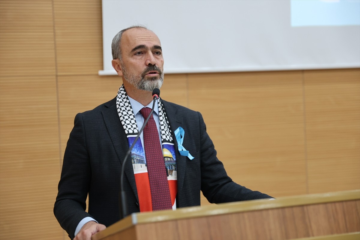 Bayburt Üniversitesinde 2025-2026 akademik yılı "İlk Dersim Filistin" temasıyla düzenlenen...