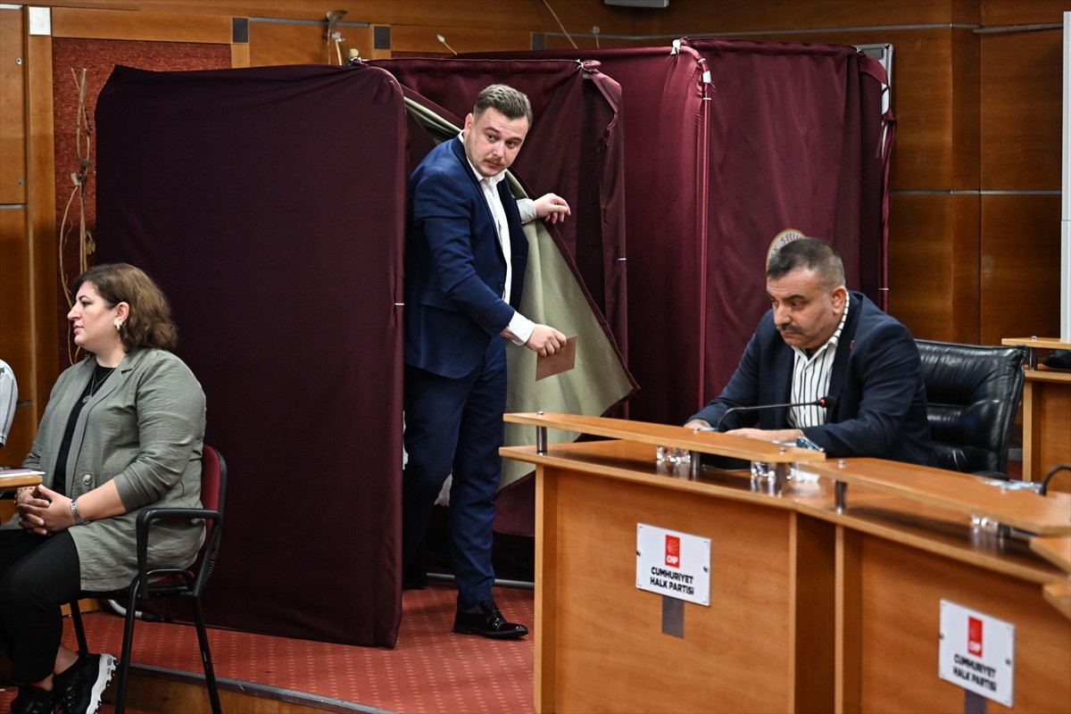 Bayrampaşa Belediye Meclisi'nde, Belediye Başkanı Hasan Mutlu'nun yolsuzluk soruşturması...