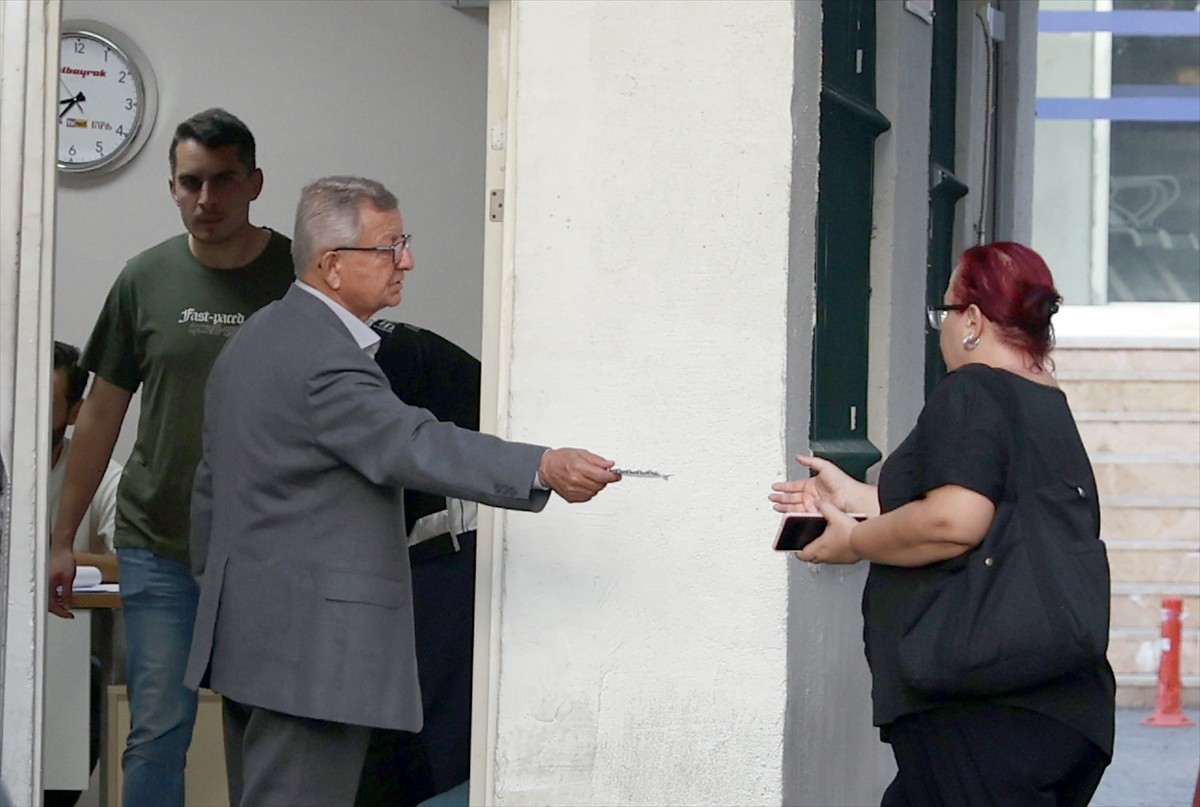 Bayrampaşa Belediyesine yönelik yolsuzluk soruşturması kapsamında aralarında Belediye Başkanı...