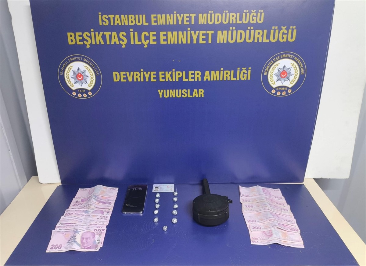 Beşiktaş'ta, otomobilinin kapısındaki mıknatıs mekanizmalı gizli bölmede uyuşturucu ve özel yapım...