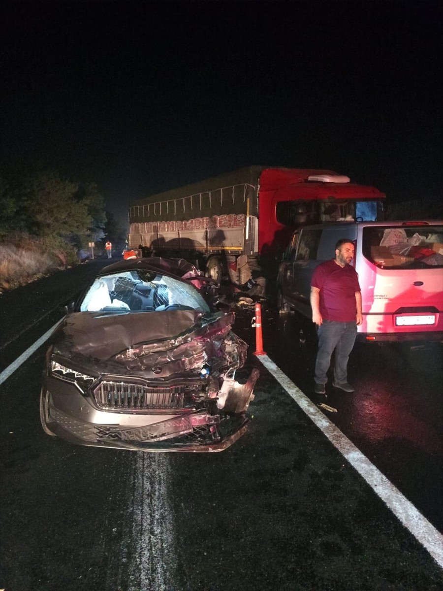 Bilecik'in Bozüyük ilçesinde 2 çekici ve 3 otomobilin karıştığı zincirleme trafik kazasında 4 kişi...