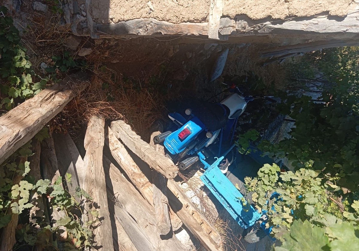 Bilecik'in Gölpazarı ilçesinde, motosikletin devrilmesi sonucu sürücüsü hayatını kaybetti.