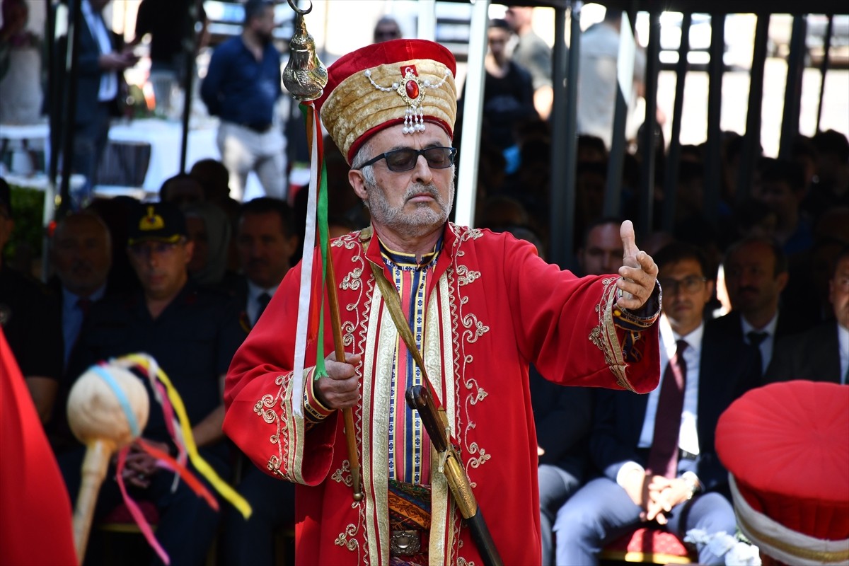 Bilecik'te 38. Ahilik Haftası kutlamaları kapsamında program düzenlendi. Şeyh Edebali...