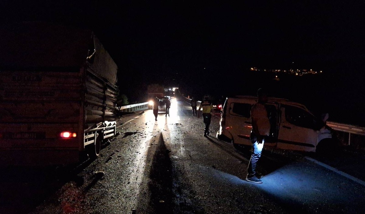 Bilecik'te hafif ticari araç ile kamyonetin çarpışması sonucu 1 kişi öldü, 1'i ağır 2 kişi...