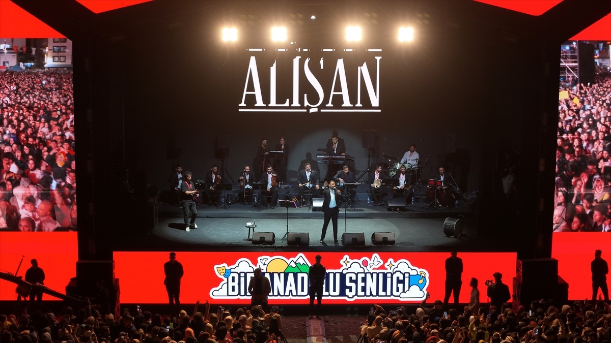 Bingöl'de "Bir Anadolu Şenliği" kapsamında şarkıcı Alişan konser verdi. Bingöl Belediyesi Park...