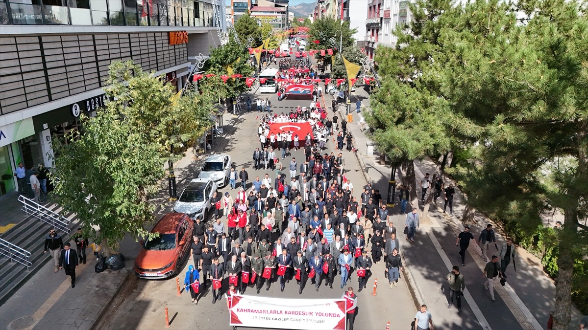 Bingöl'de "Kahramanlarla Kardeşlik yolunda 19 Eylül Gaziler Yürüyüşü" kapsamında Genç...