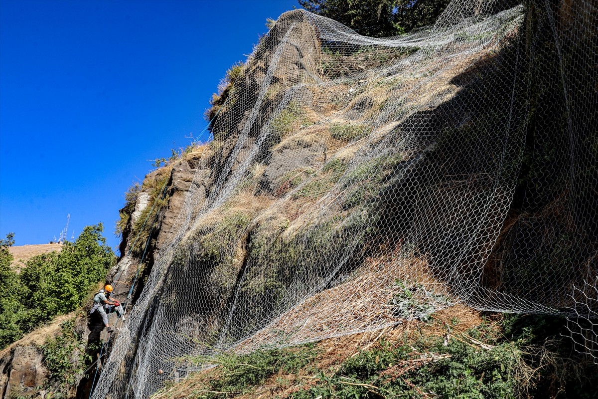 Bitlis'te geçmiş yıllarda yaralanmalı kazalara neden olan kaya düşmelerinin oluşturduğu riski...