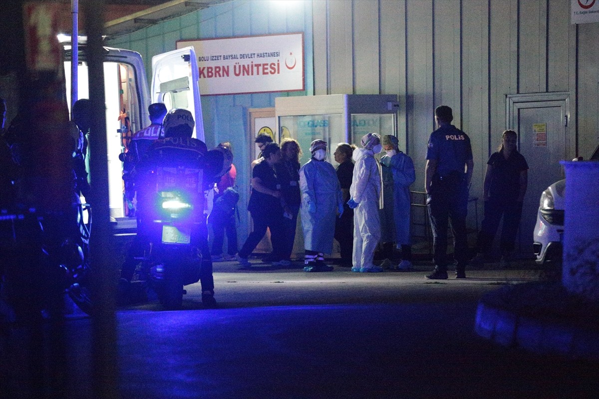 Bolu'da 9 polis aracın yakıt deposundaki şüpheli maddeyi inceledikleri esnada kokudan etkilendi. 9...