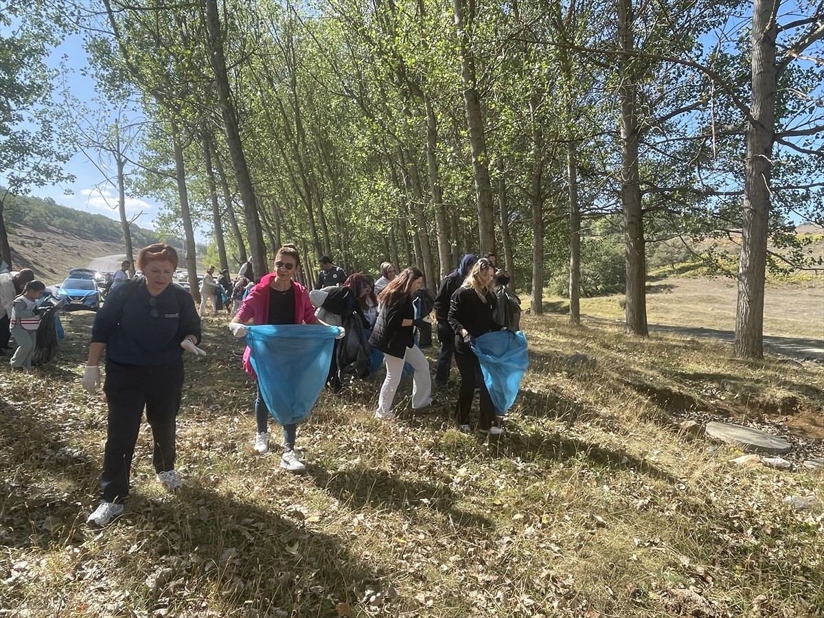Bolu'da Dünya Temizlik Günü dolayısıyla gönüllülerin katılımıyla atık toplama etkinliği...