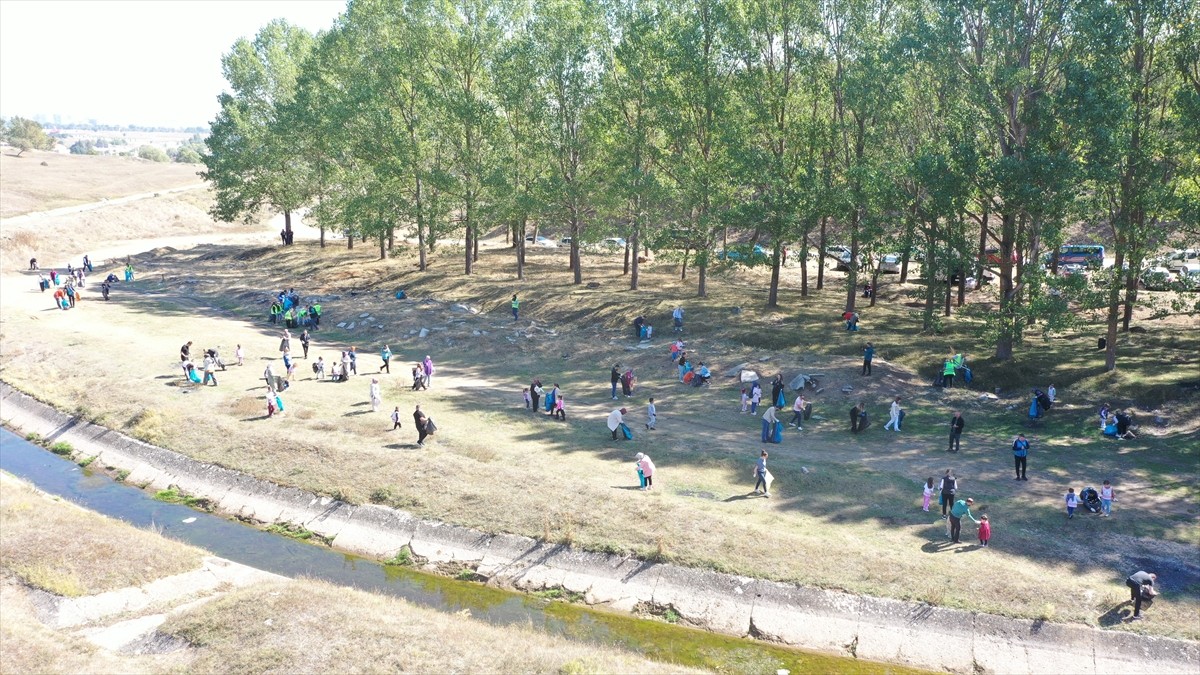 Bolu'da Dünya Temizlik Günü dolayısıyla gönüllülerin katılımıyla atık toplama etkinliği...
