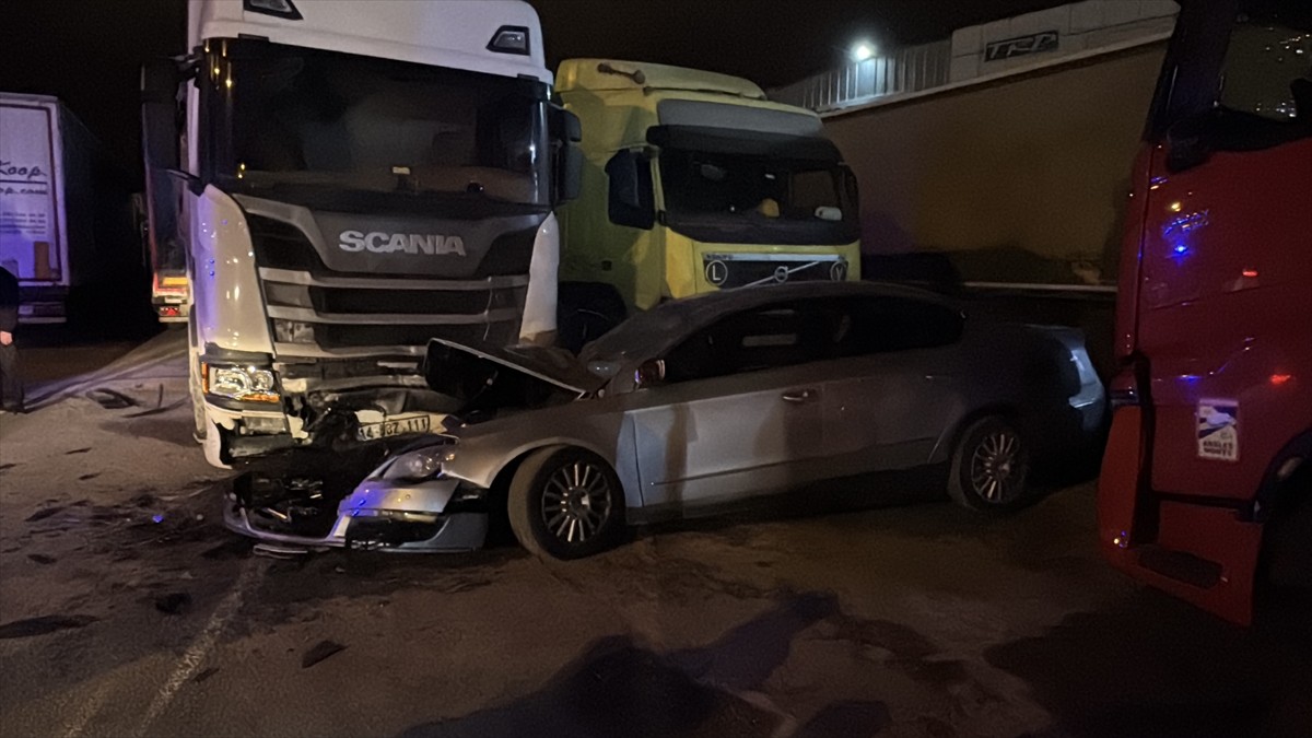 Bolu'da otomobilin park halindeki 3 araca çarpması sonucu 4 kişi ağır yaralandı.