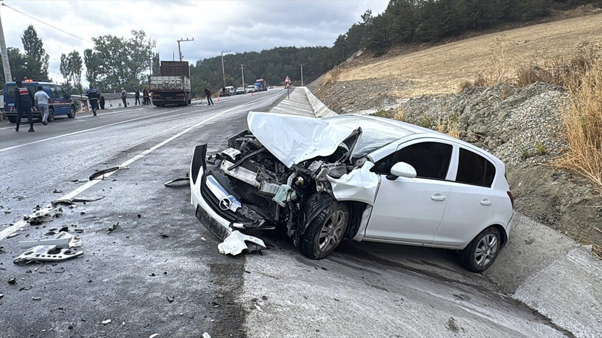 Bolu'da zincirleme trafik kazasında 10 kişi yaralandı. İhbar üzerine bölgeye çok sayıda ambulans...