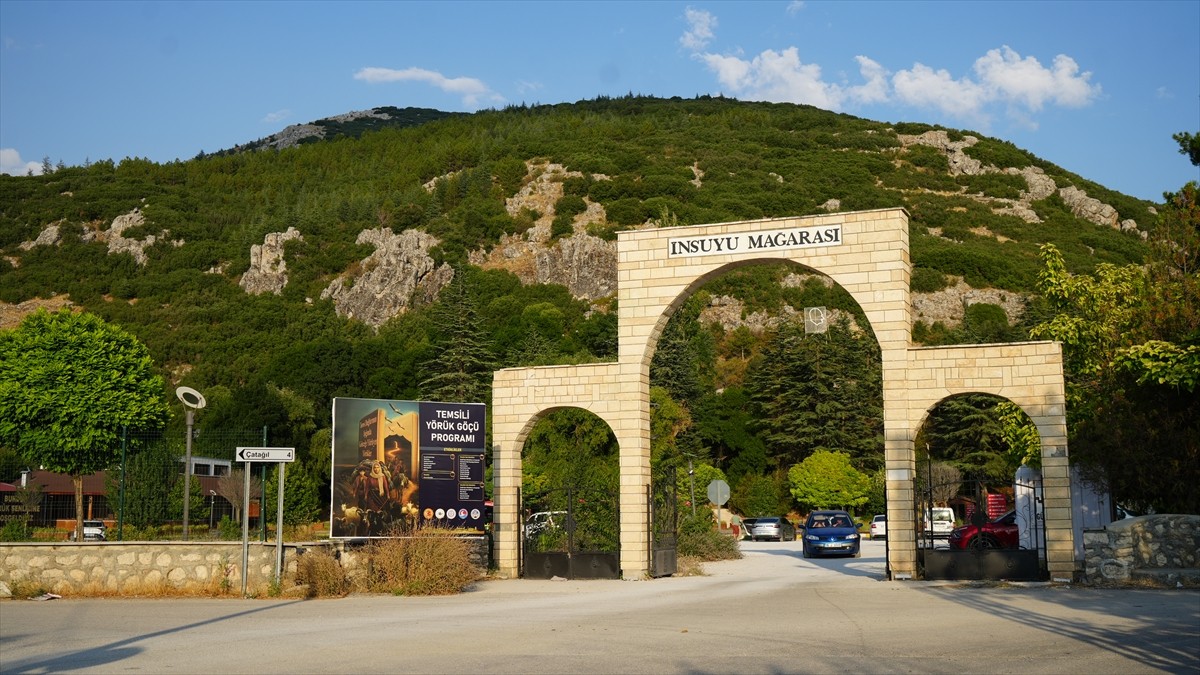 Burdur'un önemli turizm merkezlerinden İnsuyu Mağarası, yaz aylarında serinlemek isteyen...