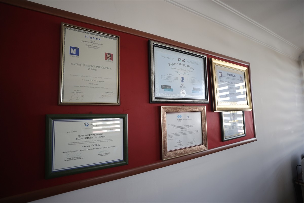 Bursa'da mali müşavir baba Hüseyin Yücebaş (sağda) ve oğul Ömer Faruk Yücebaş (solda), kendi...