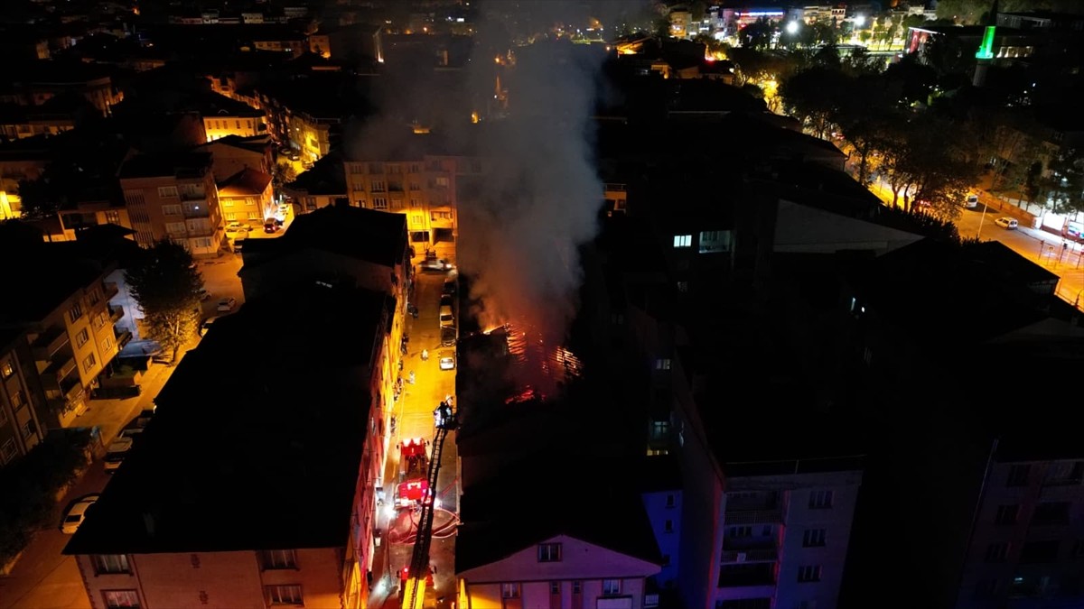 Bursa'nın İnegöl ilçesinde 5 katlı binanın çatısında çıkan yangın itfaiye ekiplerince...
