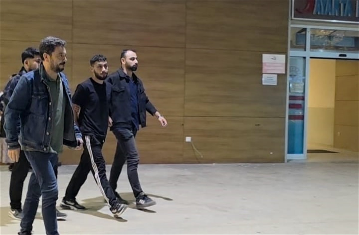 Bursa'nın İnegöl ilçesinde çıkan bıçaklı kavgada ağır yaralanan kişi hastaneye kaldırıldı. Olayın...