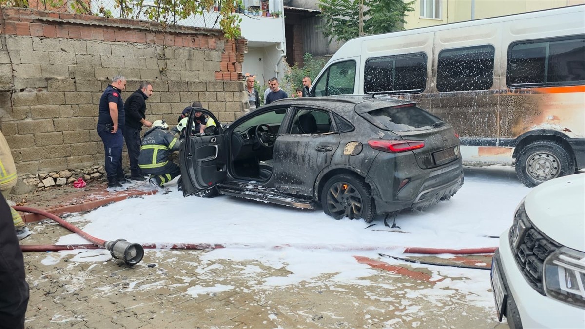Bursa'nın İnegöl ilçesinde otoparkta bir otomobilde çıkıp büyüyen yangında 3 araç hasar gördü....