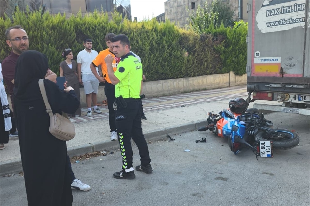 Bursa'nın İnegöl ilçesinde park halindeki tıra çarpan motosikletin sürücüsü yaralandı.