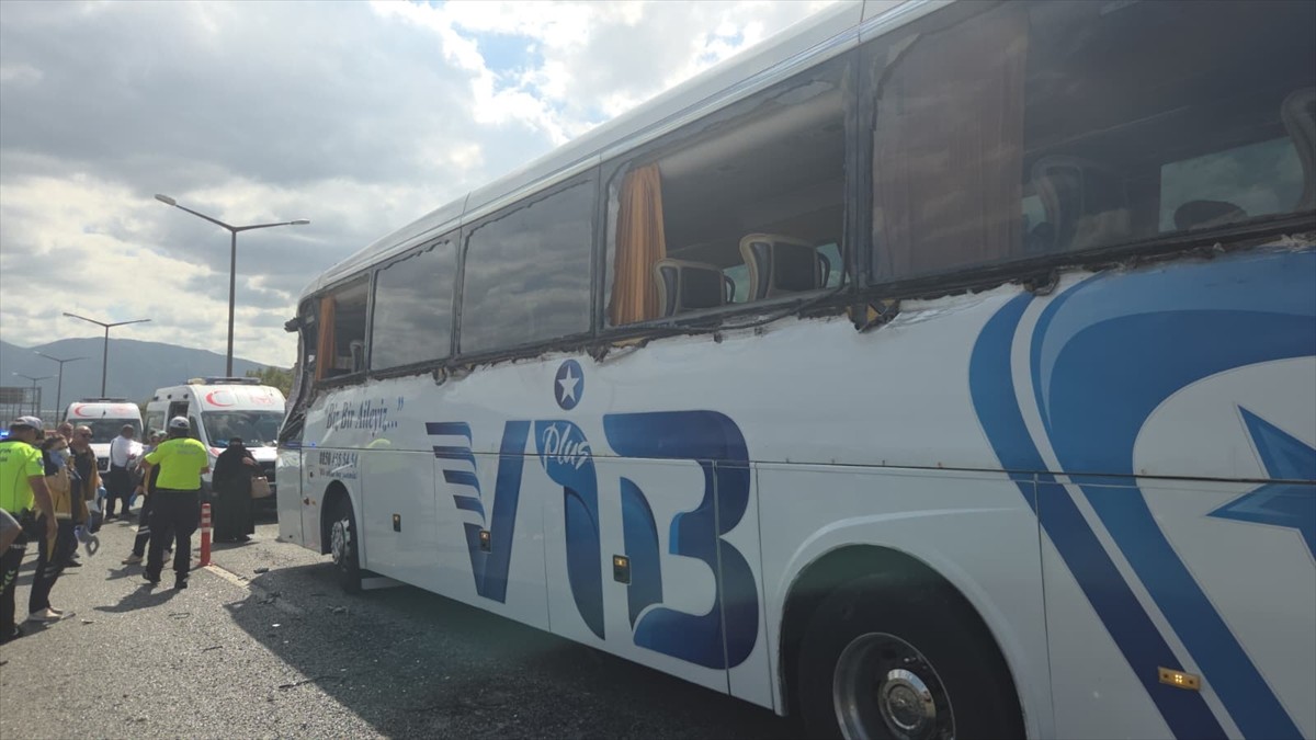 Bursa'nın Orhangazi ilçesinde karşı yönden gelen tırın dorsesindeki gemi çapasına çarpan yolcu...