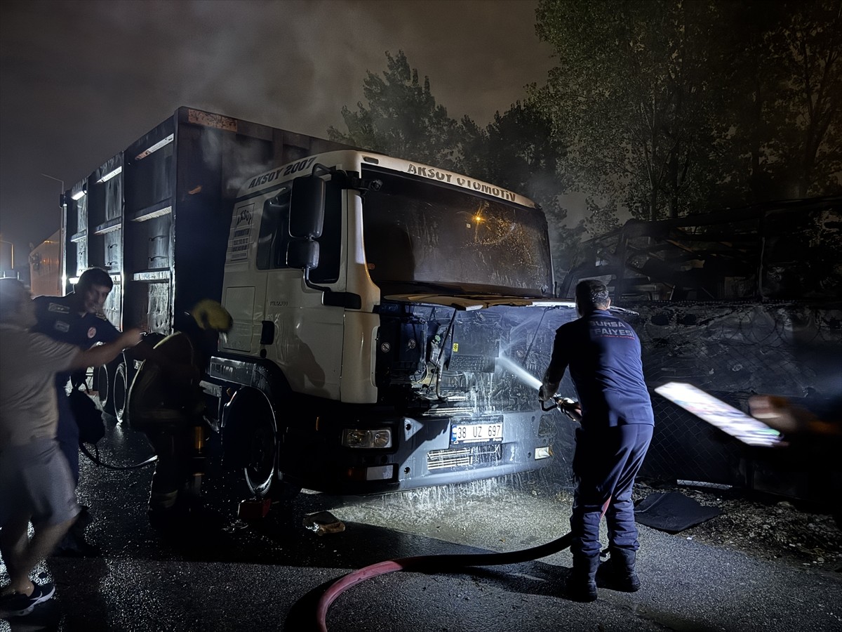 Bursa'nın Osmangazi ilçesinde karavanda çıkıp kamyona sıçrayan yangın söndürüldü.