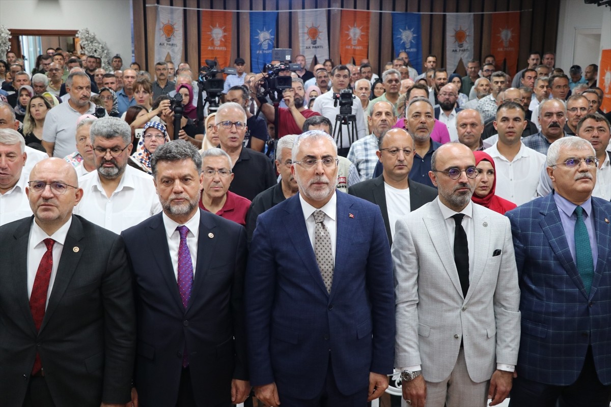 Çalışma ve Sosyal Güvenlik Bakanı Vedat Işıkhan (ortada), İstasyon Öğretmenevi'nde "Hep Birlikte...