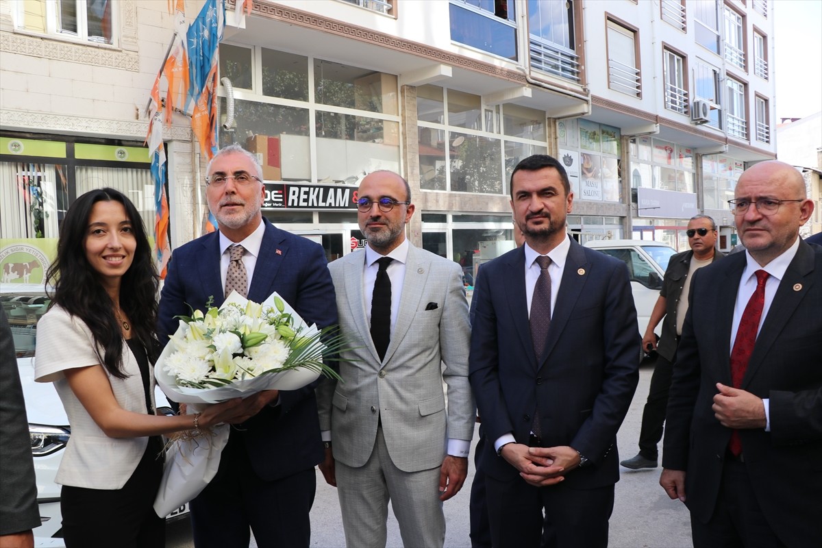 Çalışma ve Sosyal Güvenlik Bakanı Vedat Işıkhan (sol 2), AK Parti ve MHP Burdur il teşkilatlarını...