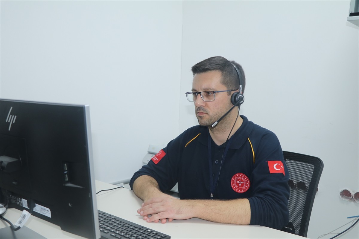 Çankırı'da 112 Acil Çağrı Merkezi'nde görevli doktor Said Oğuzhan Erik, nöbet sırasında sağlık...