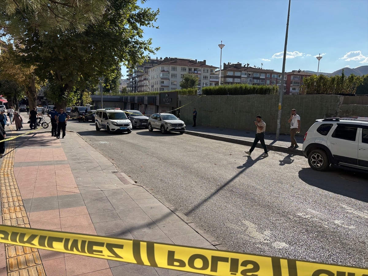 Çankırı'da iki grup arasında çıkan bıçaklı kavgada 3 kişi yaralandı. Olay yerine polis ve sağlık...