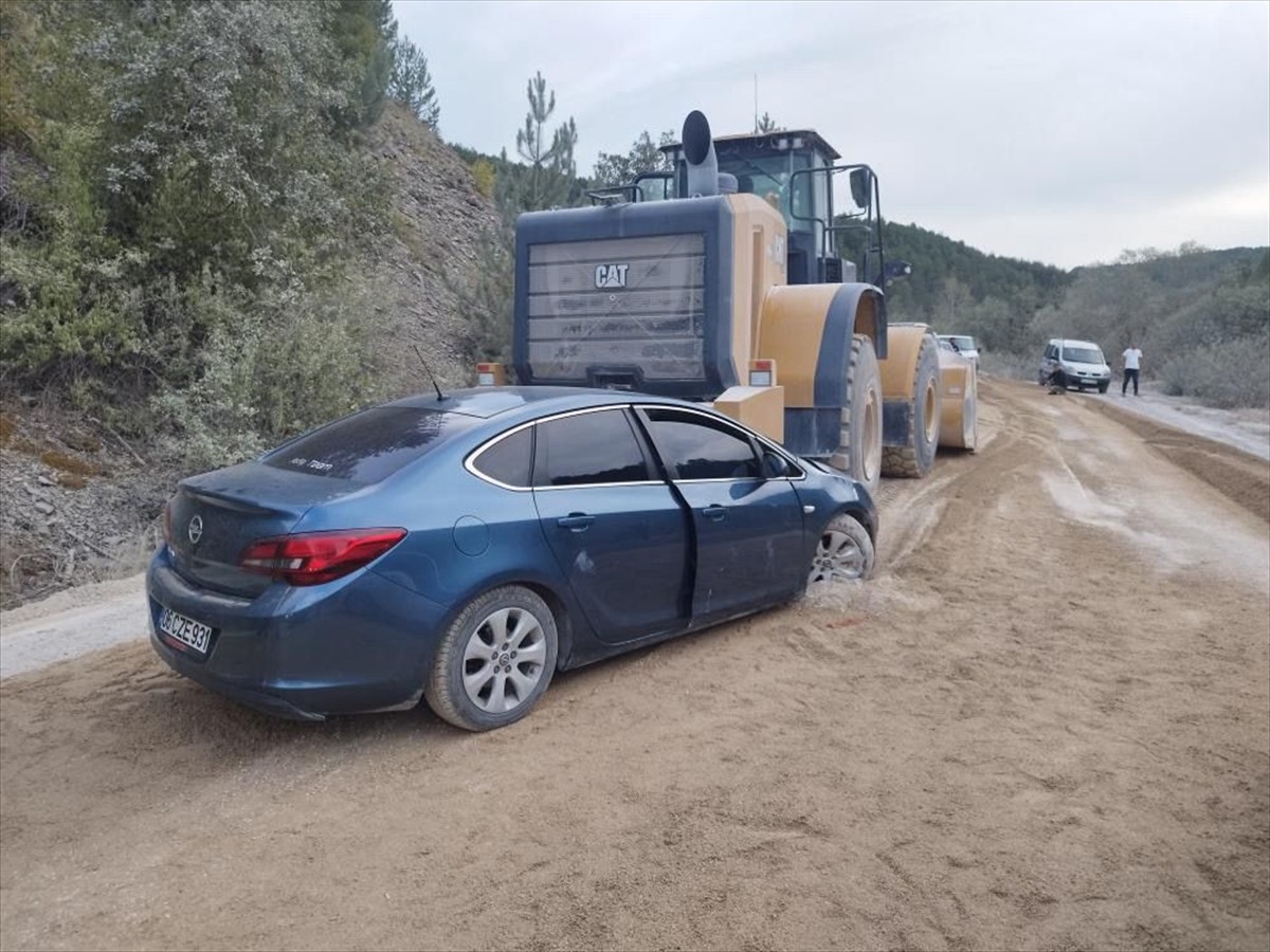 Çankırı'nın Çerkeş ilçesinde iş makinesinin çarpıp sürüklediği otomobilin altında kalan kadın...