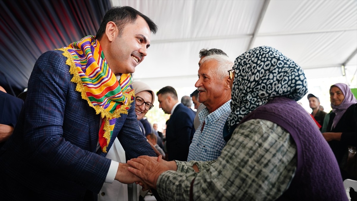 Çevre, Şehircilik ve İklim Değişikliği Bakanı Murat Kurum, depremde evleri hasar gören...