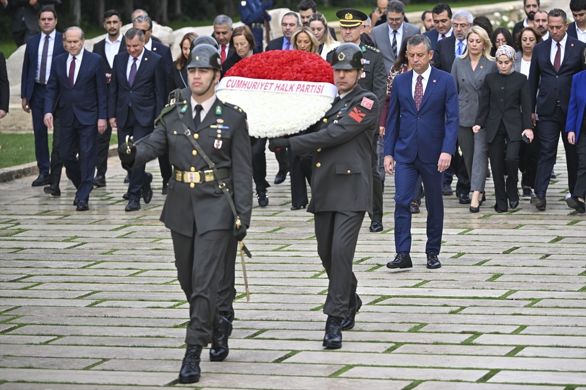 CHP Genel Başkanı Özgür Özel, 22. Olağanüstü Kurultay'da seçilen Parti Meclisi (PM), Yüksek...