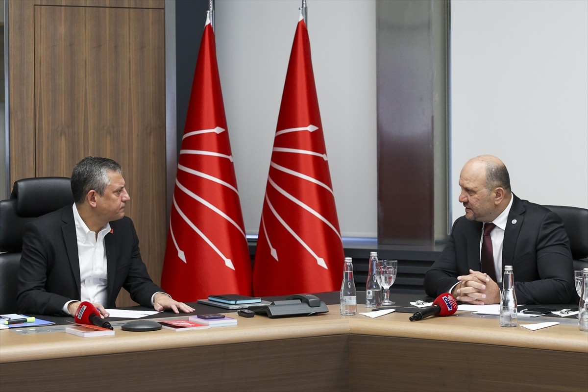 CHP Genel Başkanı Özgür Özel, Balkan Türkleri Göçmen ve Mülteci Dernekleri Federasyonu Başkanı...