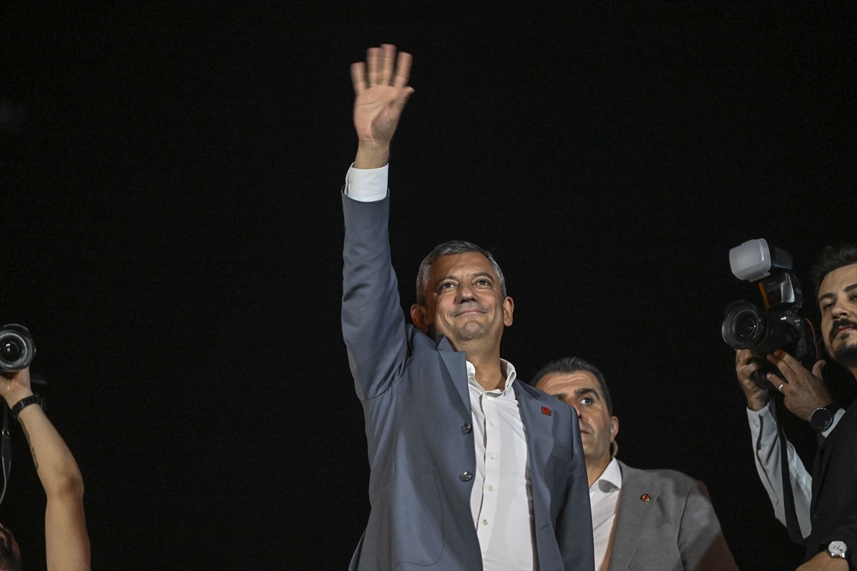 CHP Genel Başkanı Özgür Özel, İstanbul Büyükşehir Belediyesine (İBB) yönelik yolsuzluk ve terör...