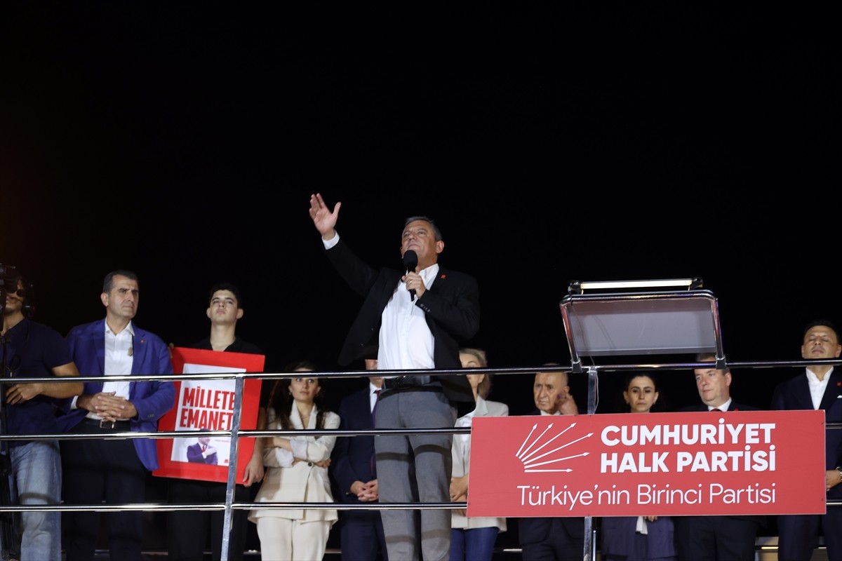 CHP Genel Başkanı Özgür Özel, İstanbul Büyükşehir Belediyesine (İBB) yönelik yolsuzluk ve terör...