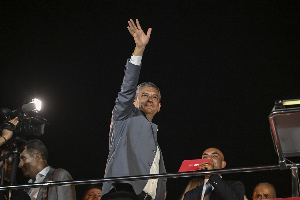 CHP Genel Başkanı Özgür Özel, İstanbul Büyükşehir Belediyesine (İBB) yönelik yolsuzluk ve terör...