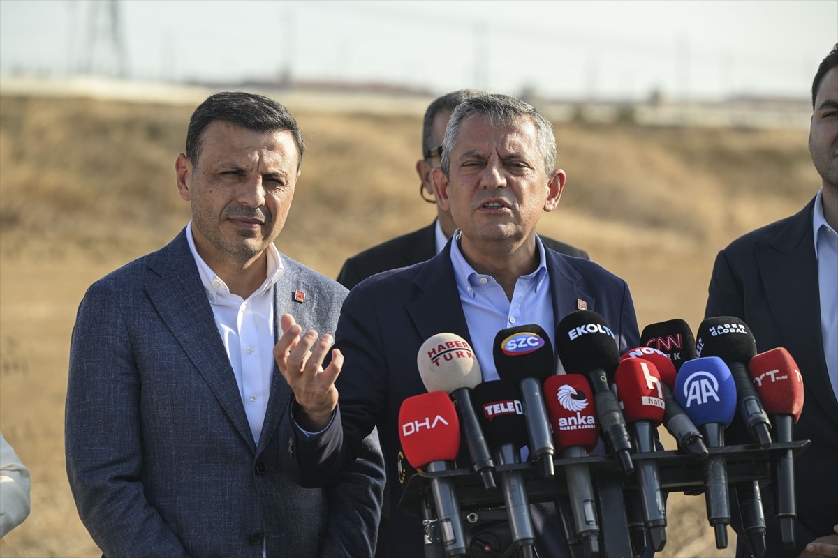 CHP Genel Başkanı Özgür Özel, Marmara Kapalı Ceza İnfaz Kurumu önünde gazetecilere açıklamalarda...