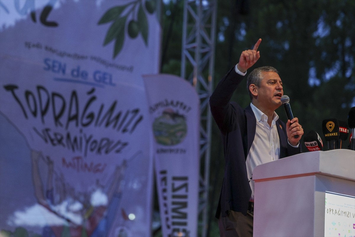 CHP Genel Başkanı Özgür Özel, partisince Atatürk Bulvarı'nda düzenlenen, "Toprağımızı Vermiyoruz"...