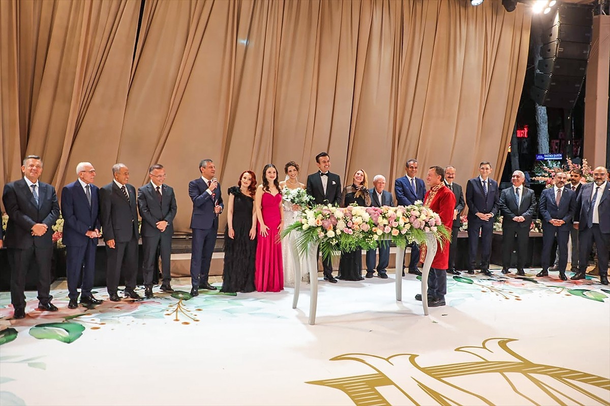 CHP Genel Başkanı Özgür Özel, partisinin Gaziantep Milletvekili Melih Meriç'in oğlu Asım Mert...