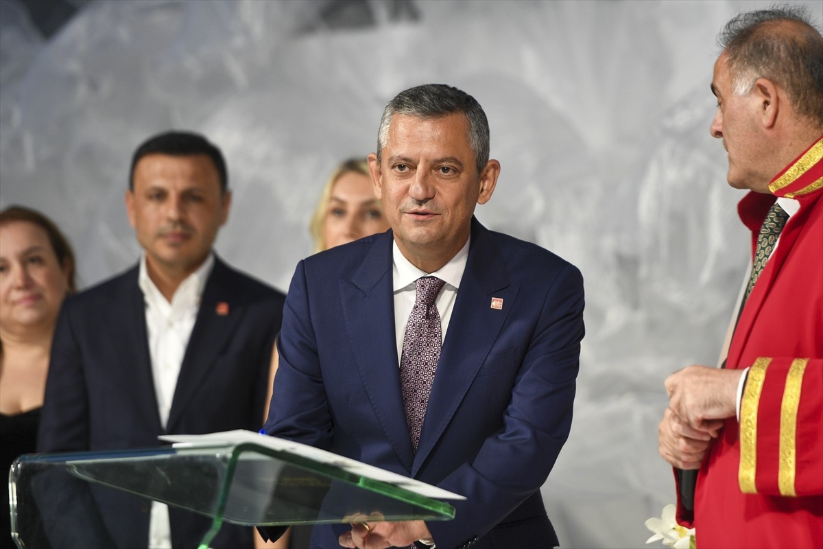 CHP Genel Başkanı Özgür Özel, partisinin Genel Başkan Yardımcısı Gökan Zeybek'in oğlu Lütfü...