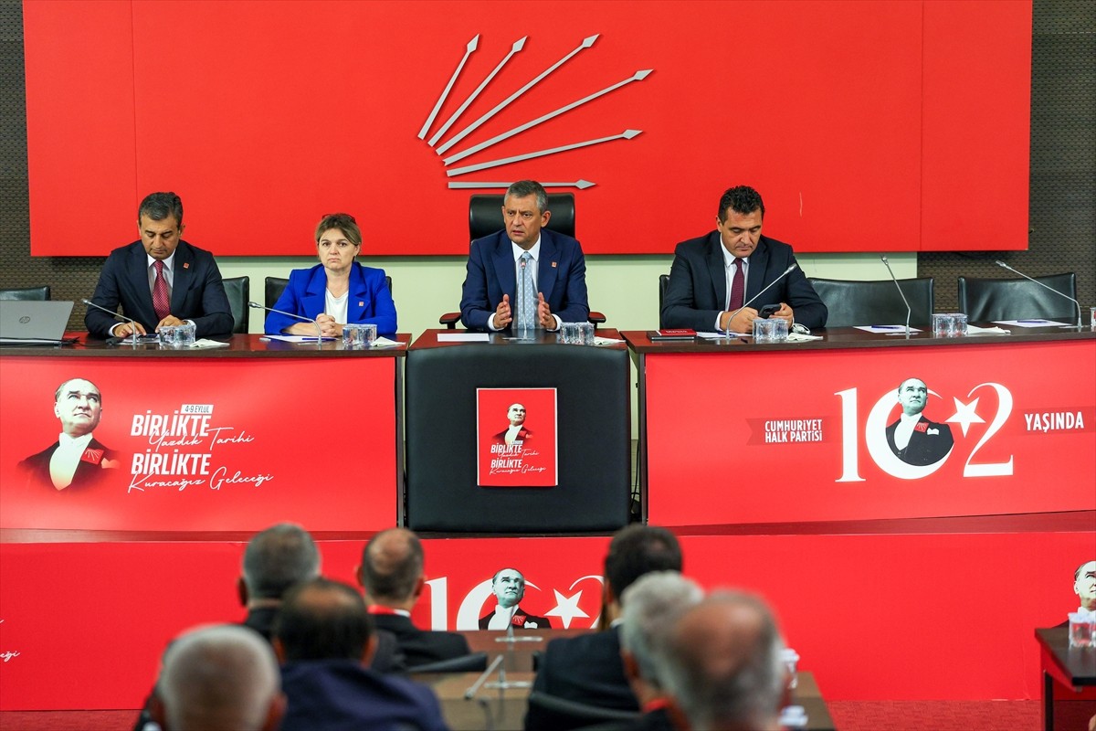 CHP Genel Başkanı Özgür Özel, partisinin il başkanları toplantısına başkanlık etti. CHP basın...