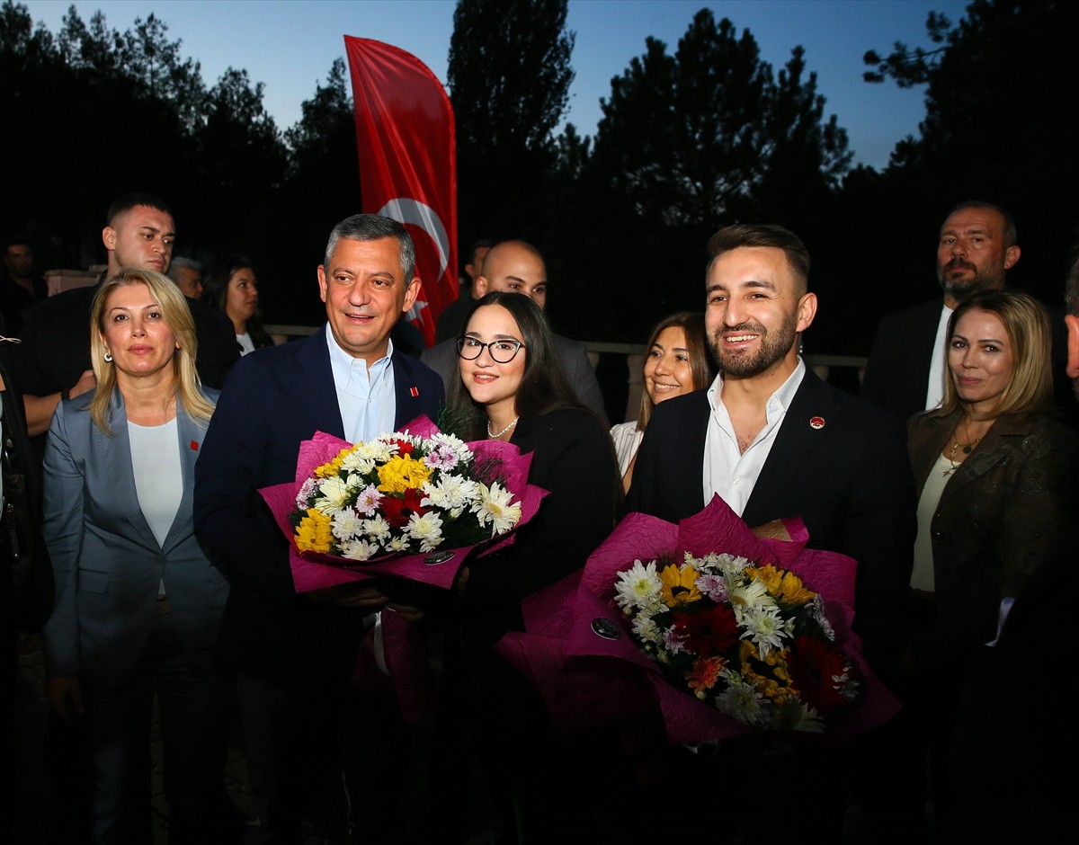CHP Genel Başkanı Özgür Özel (sol2), Uşak Belediyesince yenilenen Ferdi Zeyrek Amfi Salonu'nun...