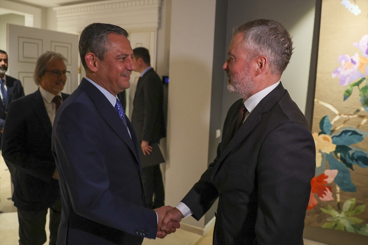 CHP Genel Başkanı Özgür Özel (solda), İskandinav ve Baltık ülkelerinin büyükelçileriyle yemekte...