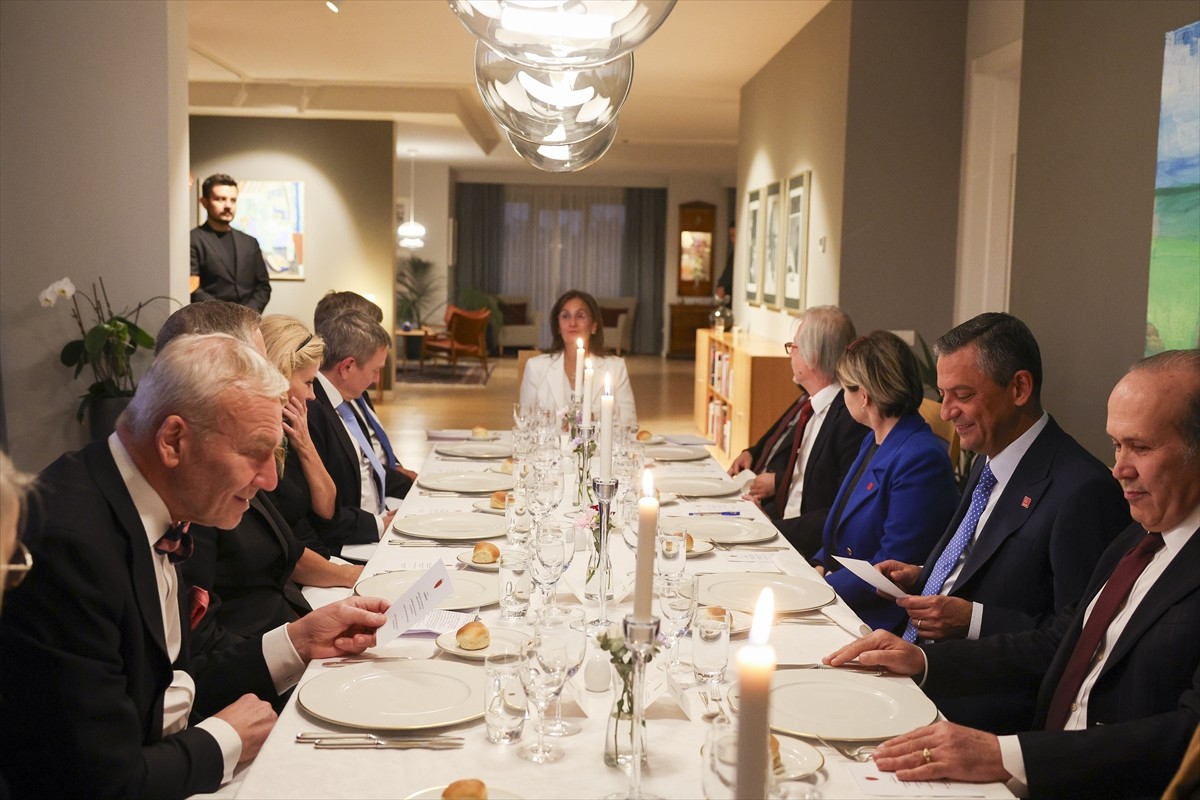 CHP Genel Başkanı Özgür Özel (solda), İskandinav ve Baltık ülkelerinin büyükelçileriyle yemekte...