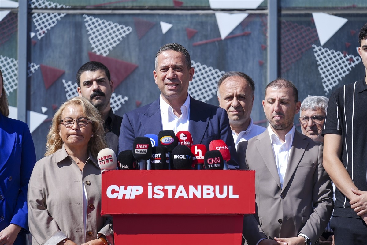 CHP Grup Başkanvekili Ali Mahir Başarır (ortada), CHP İstanbul İl Başkanlığı binası önünde basın...
