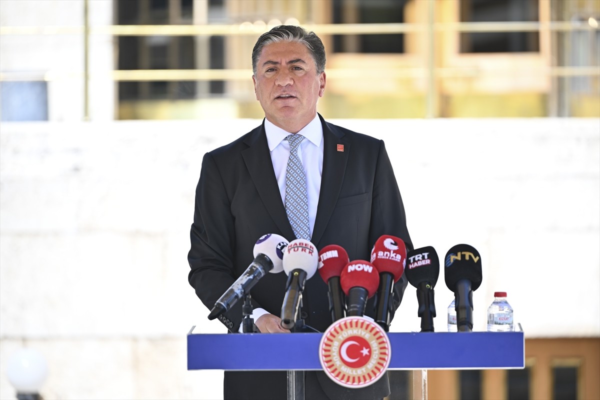 CHP Grup Başkanvekili Murat Emir, Meclis'te düzenlediği basın toplantısında açıklamalarda...
