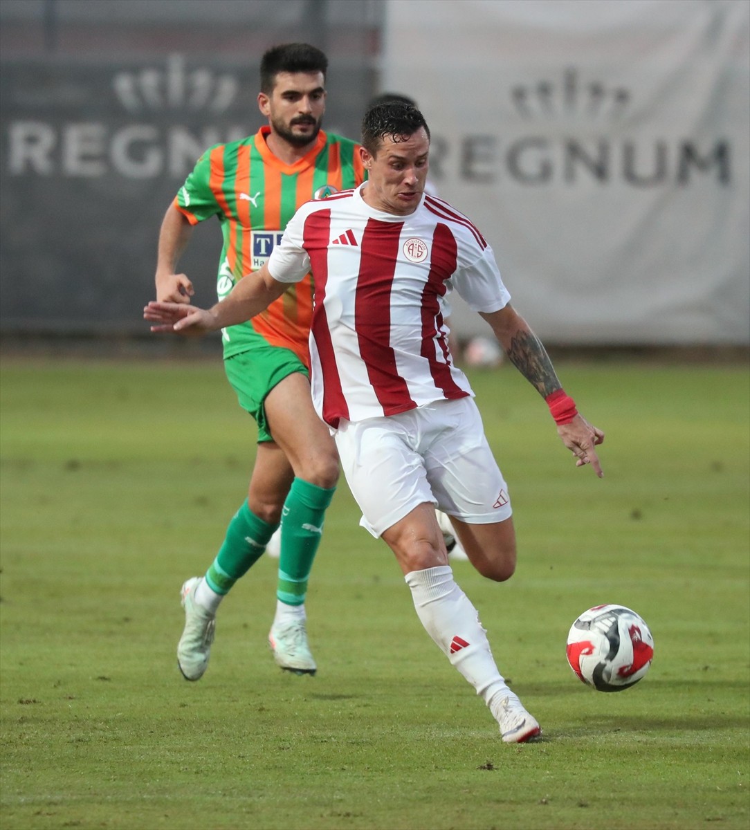 Corendon Alanyaspor, hazırlık maçında Hesap.com Antalyaspor'u 1-0 mağlup etti.