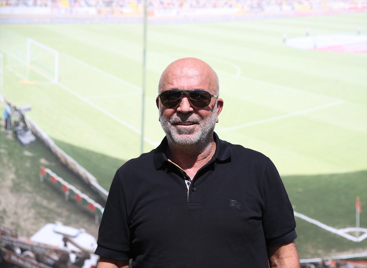 Corendon Alanyaspor Kulüp Başkanı Hasan Çavuşoğlu, Cengiz Aydoğan Tesisleri'nde gazetecilere...