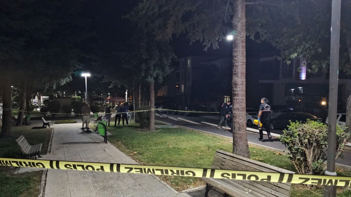 Çorum'da iş yerinde silahla vurulan kişi, kaldırıldığı hastanede yaşamını yitirdi. 