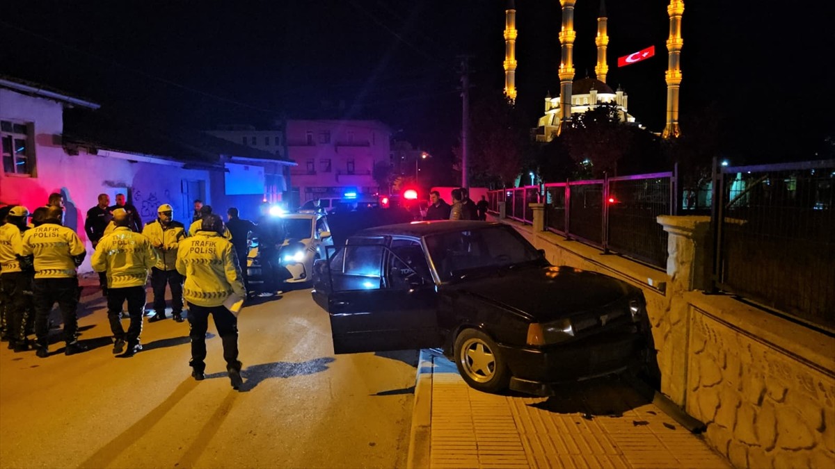 Çorum'da polisin "dur" ihtarına uymayarak kaçarken duvara çarpan araçta silah ve sentetik ecza...